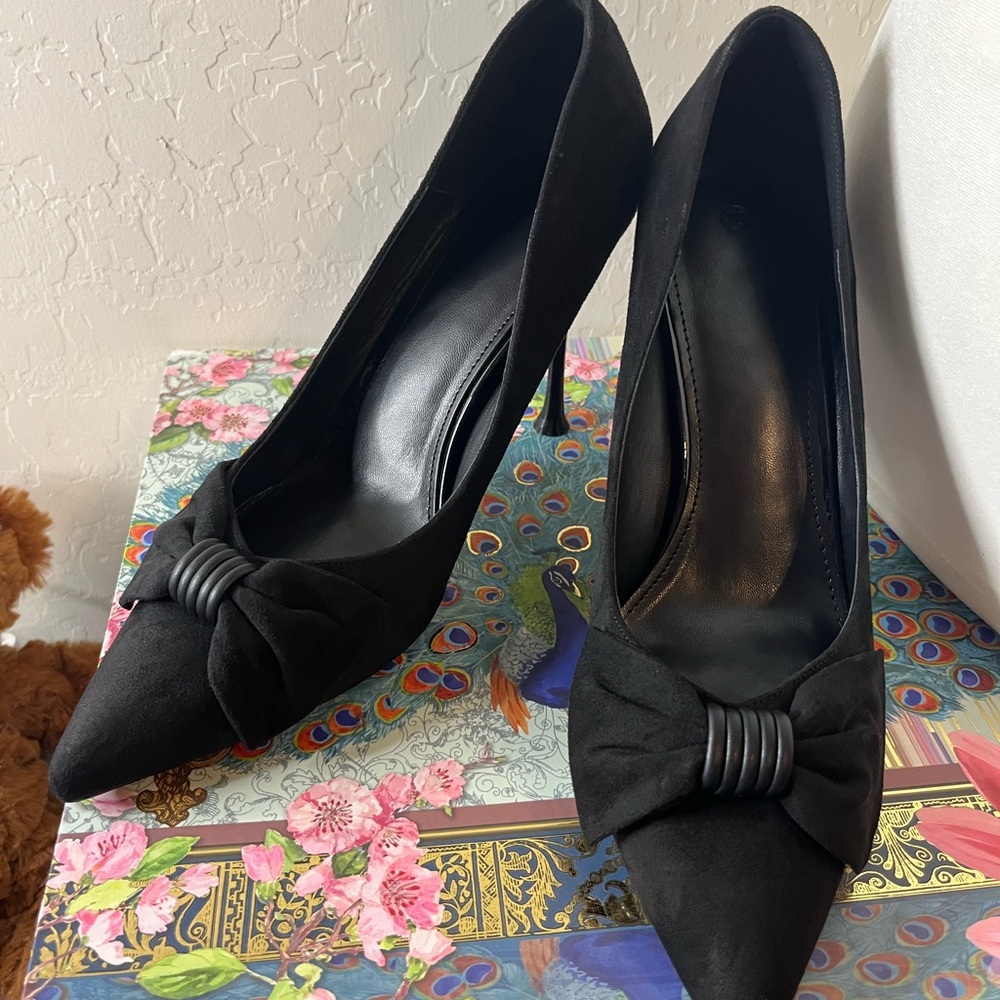 Black Bow Pointed-Toe Stiletto Pumps